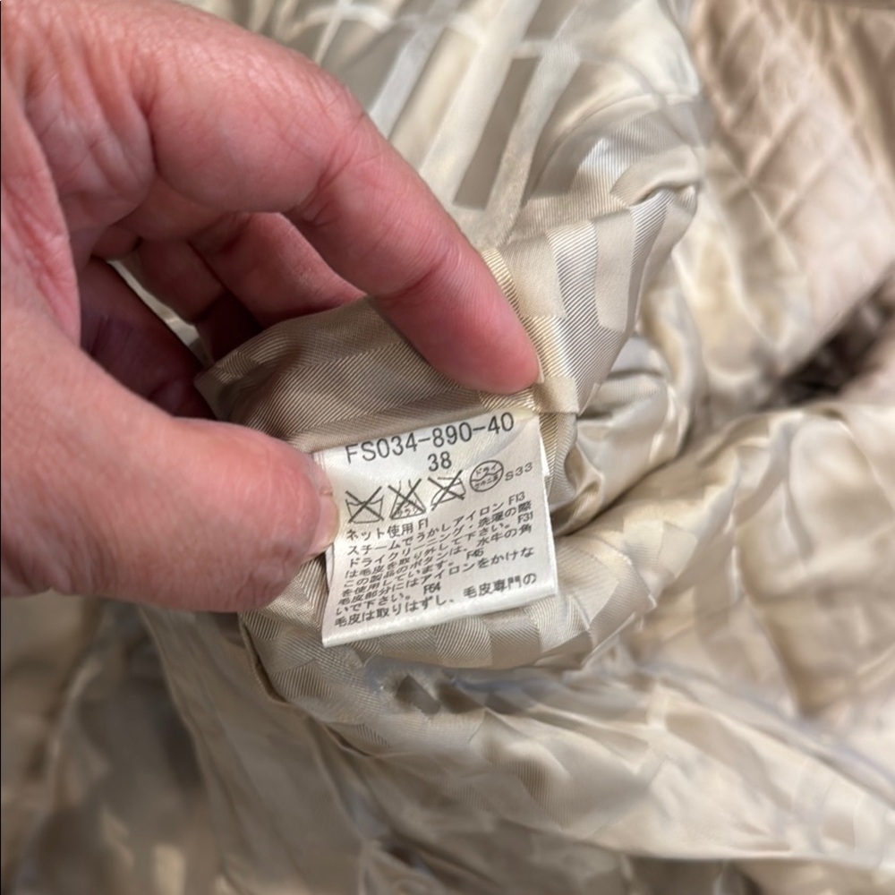 Authentic Burberry Quilted Coat with Removable Fur Collar - Picture 14 of 16